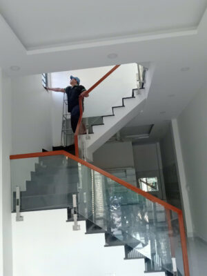 Cầu thang kính cường lực - Mẫu số 1